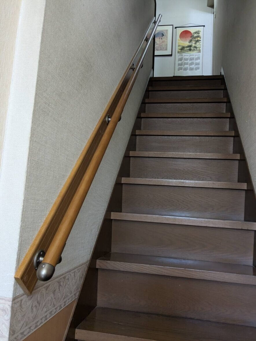 将来に備えて早めの対策!階段手すり設置
