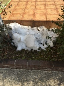 お客様の家もまだ雪が残っています